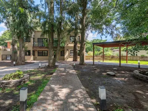 Casa 8 ambientes con 4 baños