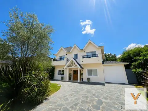 Casa en venta - 5 Dormitorios 4 Baños - San Vicente
