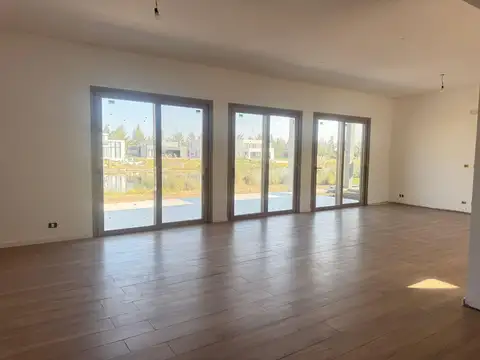 Casa en Venta con 6 cocheras