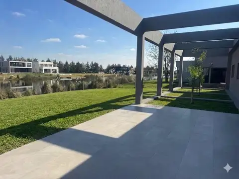 Casa a la Laguna en Venta - El Naudir Aguas Privadas