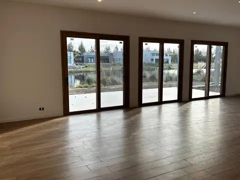 Casa 5 ambientes con 3 baños