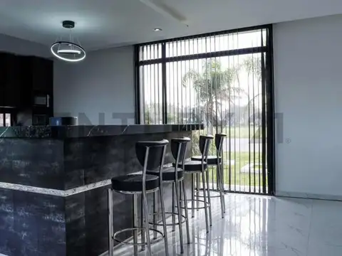 Casa en Venta con 4 cocheras