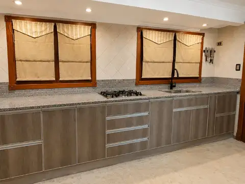 Casa 7 ambientes con 4 baños