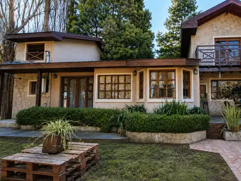Casa 7 amb. Venta Bosque Peralta Ramos con jardín