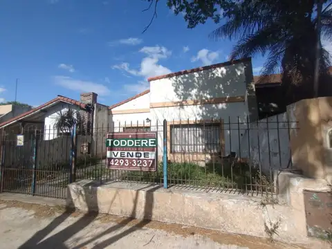 CASA A RECICLAR EN VENTA EN EXCELENTE UBICACION EN ADROGUE