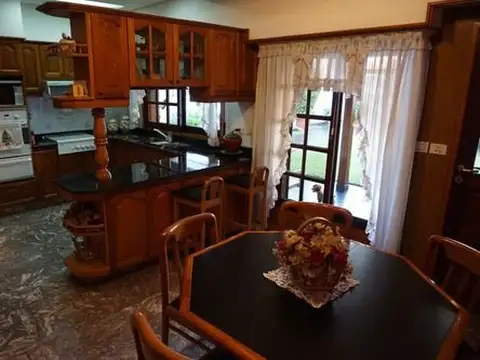 Casa 5 ambientes con 3 baños