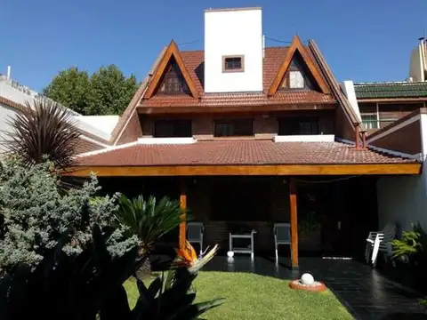 Excelente Casa De 5 Ambientes En Caseros Centro