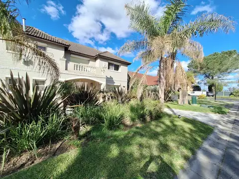 Casa en Venta con 10 cocheras