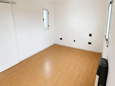 VENTA O PERMUTA DE CASA DE 4 DORMITORIOS EN ROLDAN