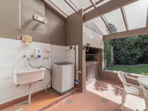 Casa 5 ambientes con 2 baños