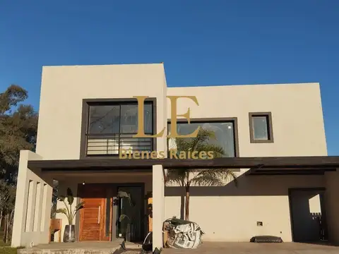 Casa en Venta con 3 cocheras