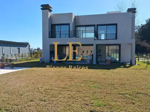 Casa 4 ambientes con 3 baños