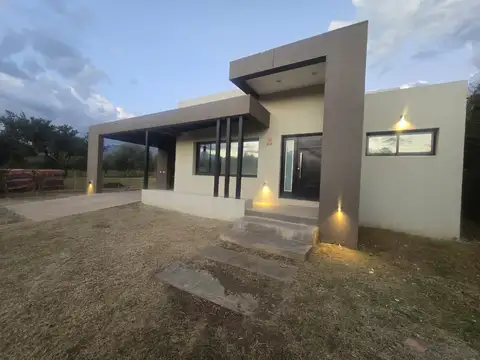 Sg inmobiliaria vende | casa minimalista a estrenar  diseño, calidad y vistas privilegiadas a las sierras  excelente propiedad de categoría en villa de merlo, san luis, lista para habitar. una propuesta que combina diseño moderno, comodidad y un entorno n