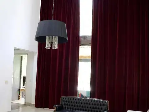 Venta - Casa 5/Cinco Ambientes, Jardín, Pileta - Santa Catalina, Villanueva