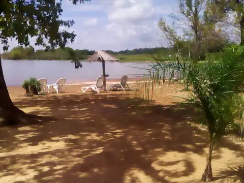 Complejo turístico de cuatro casas con costa al Lago Salto Grande