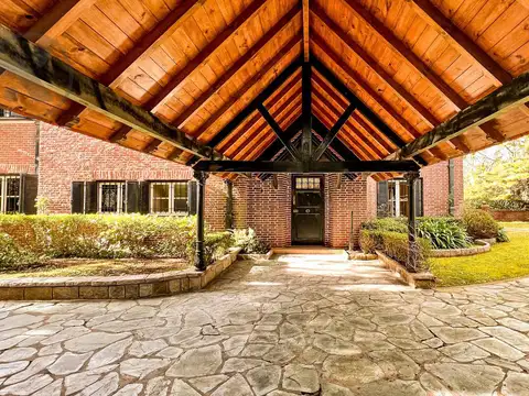 Casa 9 ambientes con 4 baños