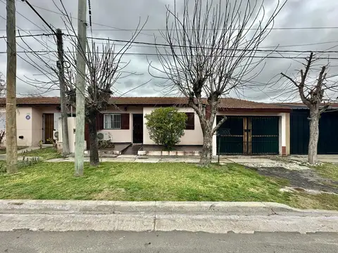 Casa en Venta. 2 dormitorios. Galería. Cochera. Patio con parilla. Campana