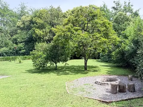 Venta casa quinta a metros de Saravi. 4 ambientes!