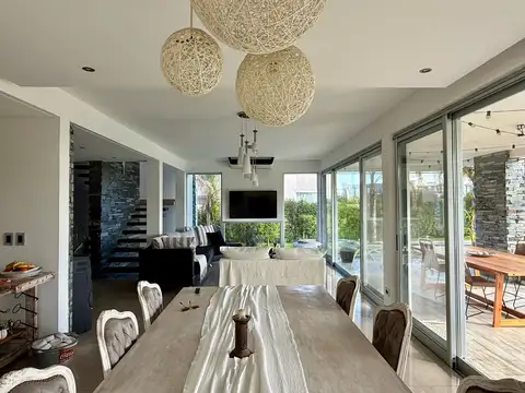 Casa 5 ambientes con 3 baños