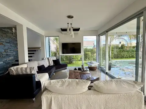 Casa en Alquiler con 3 cocheras