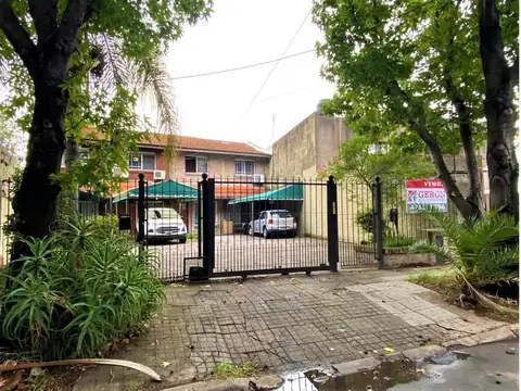 TRIPLEX 3 AMBIENTES CON COCHERA Y JARDIN