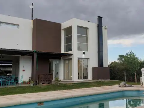 Casa en Venta con 2 cocheras