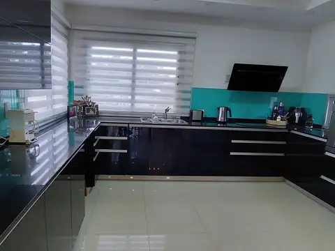 Casa 7 ambientes con 2 baños
