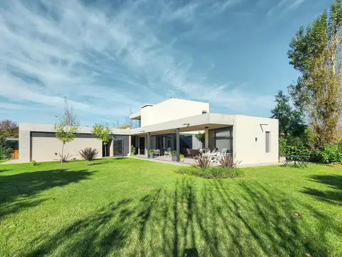 Casa de revista con 2 dormitorios, gran parque y pileta en La Rinconada