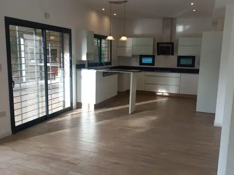 Casa 8 ambientes con 3 baños