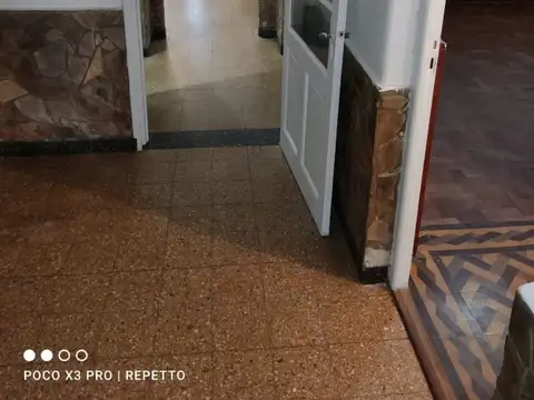 CASA TRES DORMITORIOS, EXCELENTE UBICACION Y ESTADO.