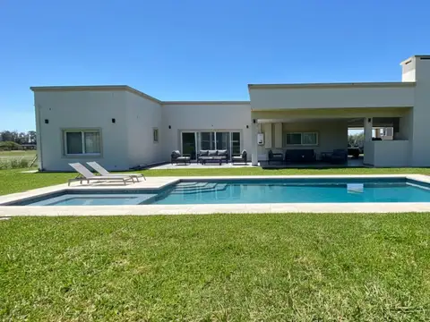 Casa 4 ambientes con 3 baños