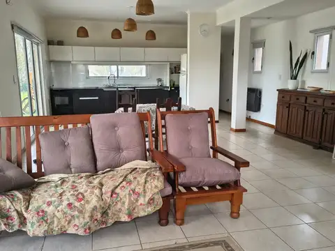 Casa en Alquiler con 1 cochera