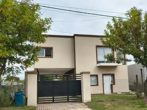 Moderna casa con amplios espacios