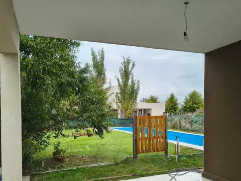 Casa en Alquiler con 1 cochera