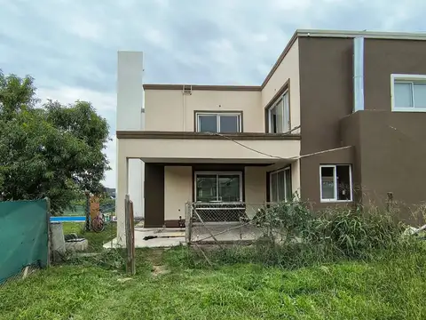 Moderna casa con amplios espacios