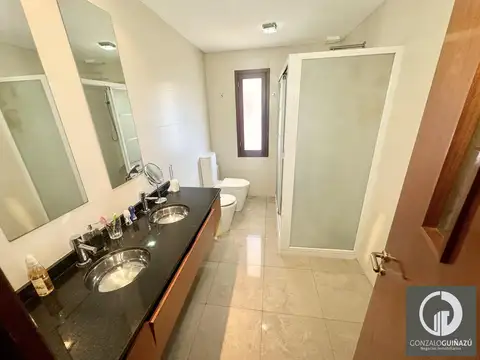Casa 9 ambientes con 3 baños