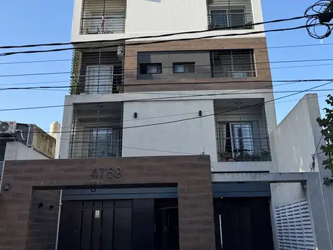 Departamento 2 ambientes dos balconesy COCHERA. Muy buena ubicación