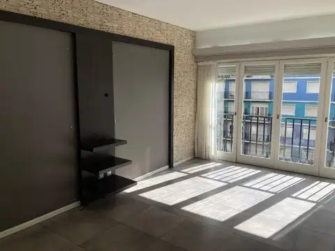 DEPARTAMENTO 3 AMBIENTES AL FRENTE RECICLADO MUY MODERNO PLA