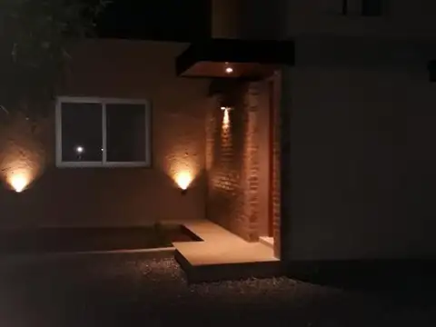 Casa en Alquiler con 2 cocheras