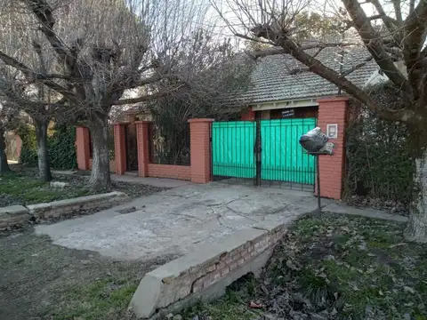 Casa 6 ambientes con parque y pileta