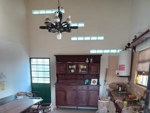 Casa 6 ambientes con 2 baños