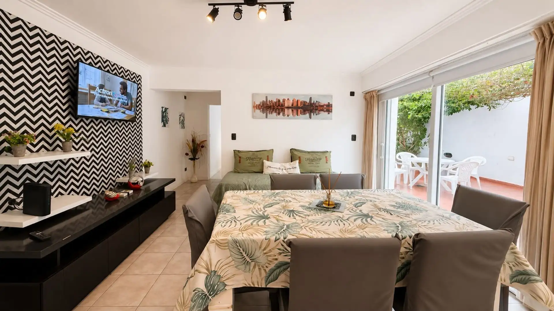 Venta departamento 2 ambientes con patio Centro