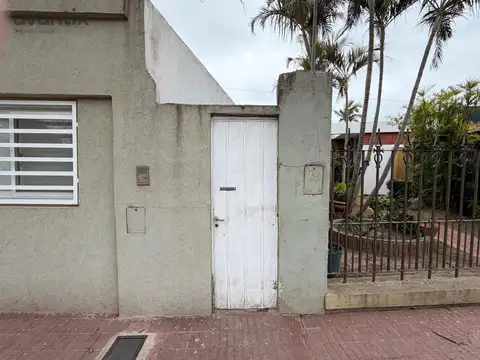 Galpón con amplio acceso vehicular y departamento interno