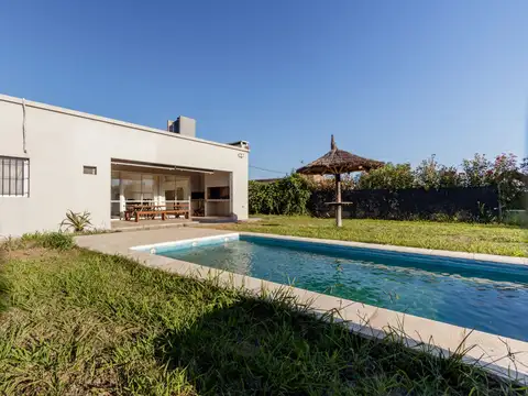 VENTA CASA 2 DORMITORIOS CON PILETA EN FUNES