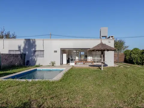 VENTA CASA 2 DORMITORIOS CON PILETA EN FUNES