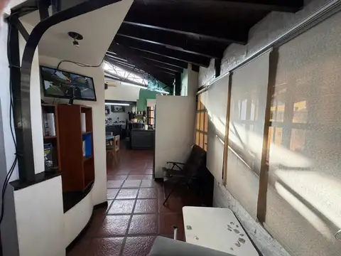 CASA C/COCHERA CUBIERTA Y AMPLIO PARQUE EN VENTA – ITUZAINGO