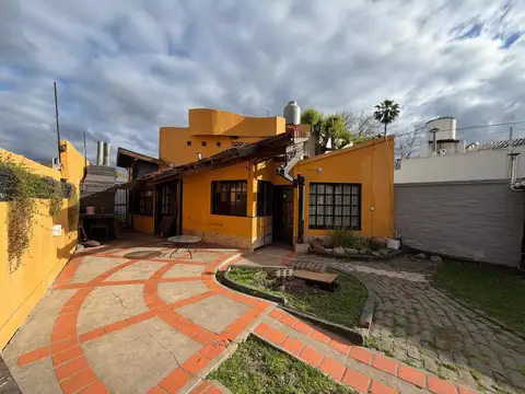 CASA C/COCHERA CUBIERTA Y AMPLIO PARQUE EN VENTA – ITUZAINGO