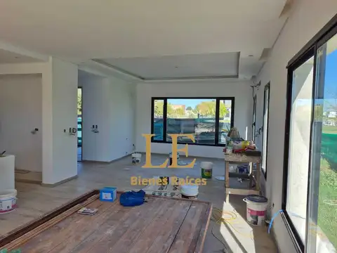 Casa en Venta con 4 cocheras
