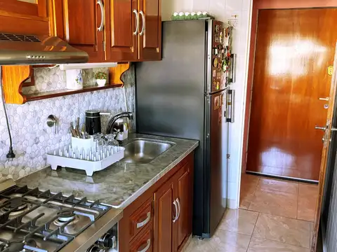 Vendo 2 ambientes c/cochera fija y descubierta.