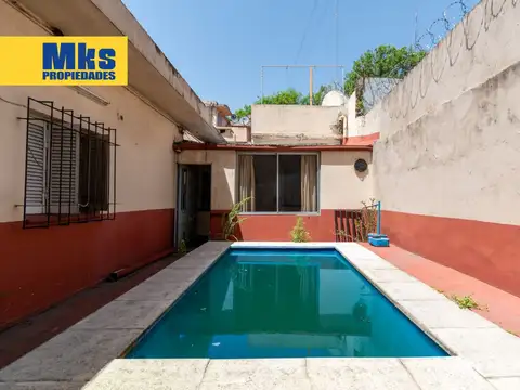 ¿Te imaginas reciclar a tu gusto esta casa de 5 ambientes con piscina y terraza?